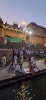HH Swamiji performs Ganga Arati at Raja Ghat (26.03.2025)